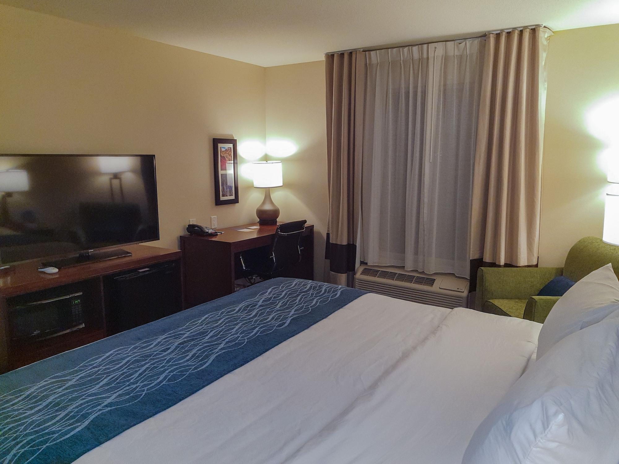 Comfort Inn & Suites Logan Near University Extérieur photo