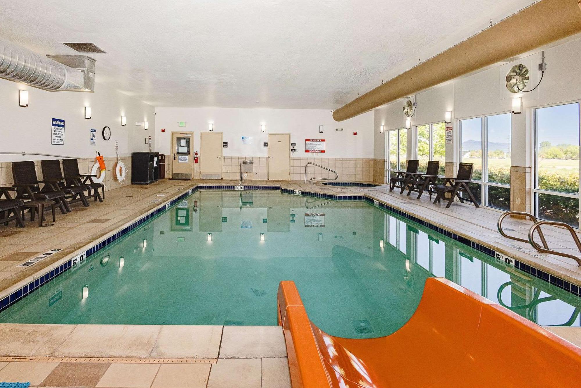 Comfort Inn & Suites Logan Near University Extérieur photo