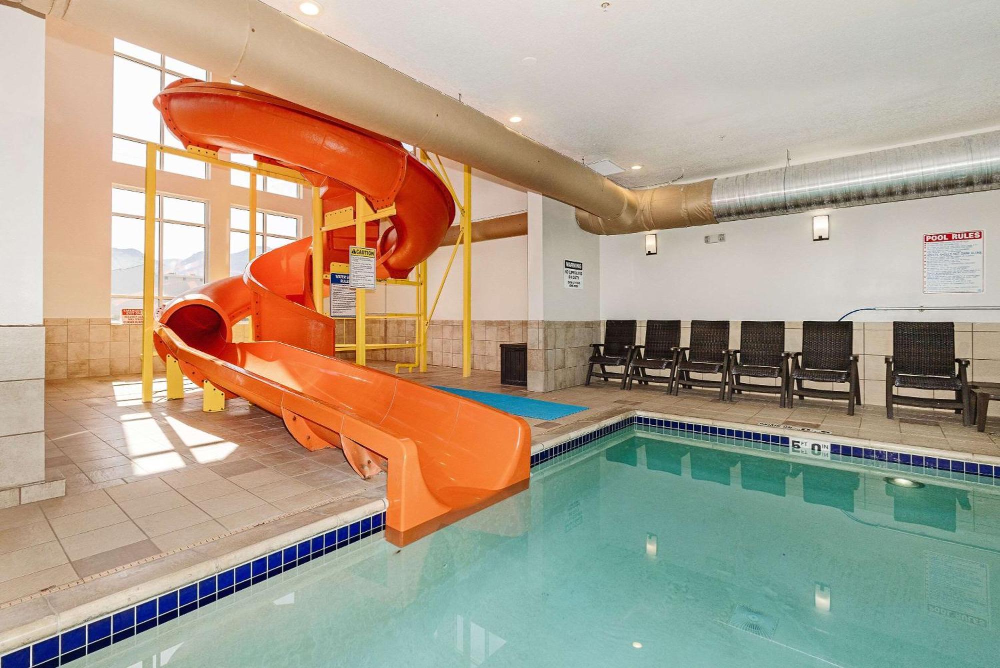 Comfort Inn & Suites Logan Near University Extérieur photo