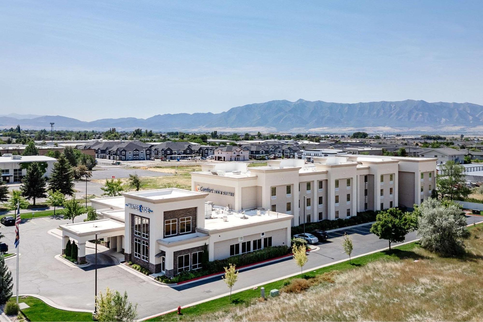 Comfort Inn & Suites Logan Near University Extérieur photo