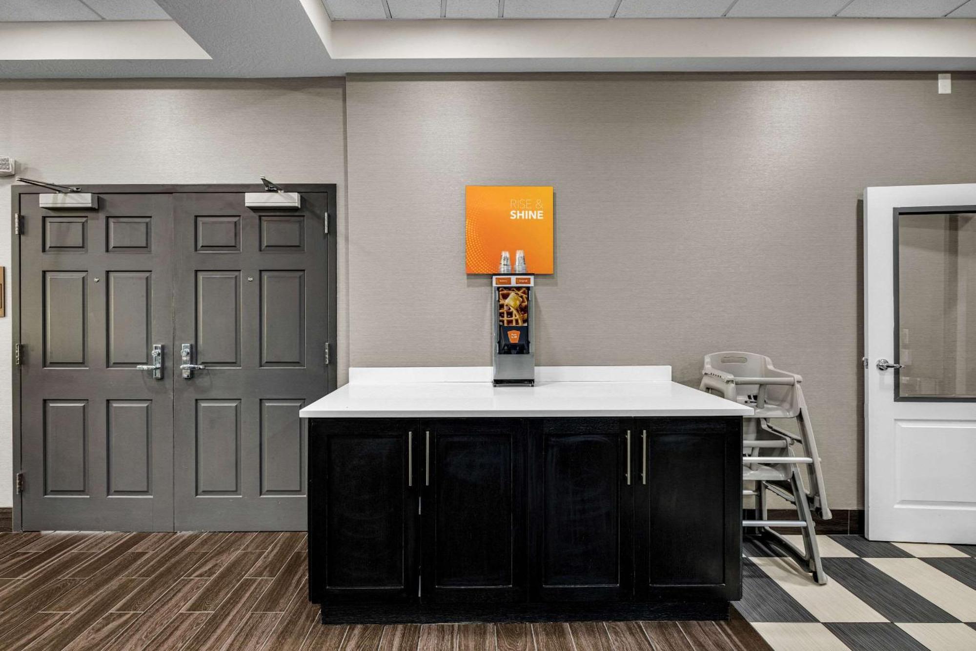 Comfort Inn & Suites Logan Near University Extérieur photo