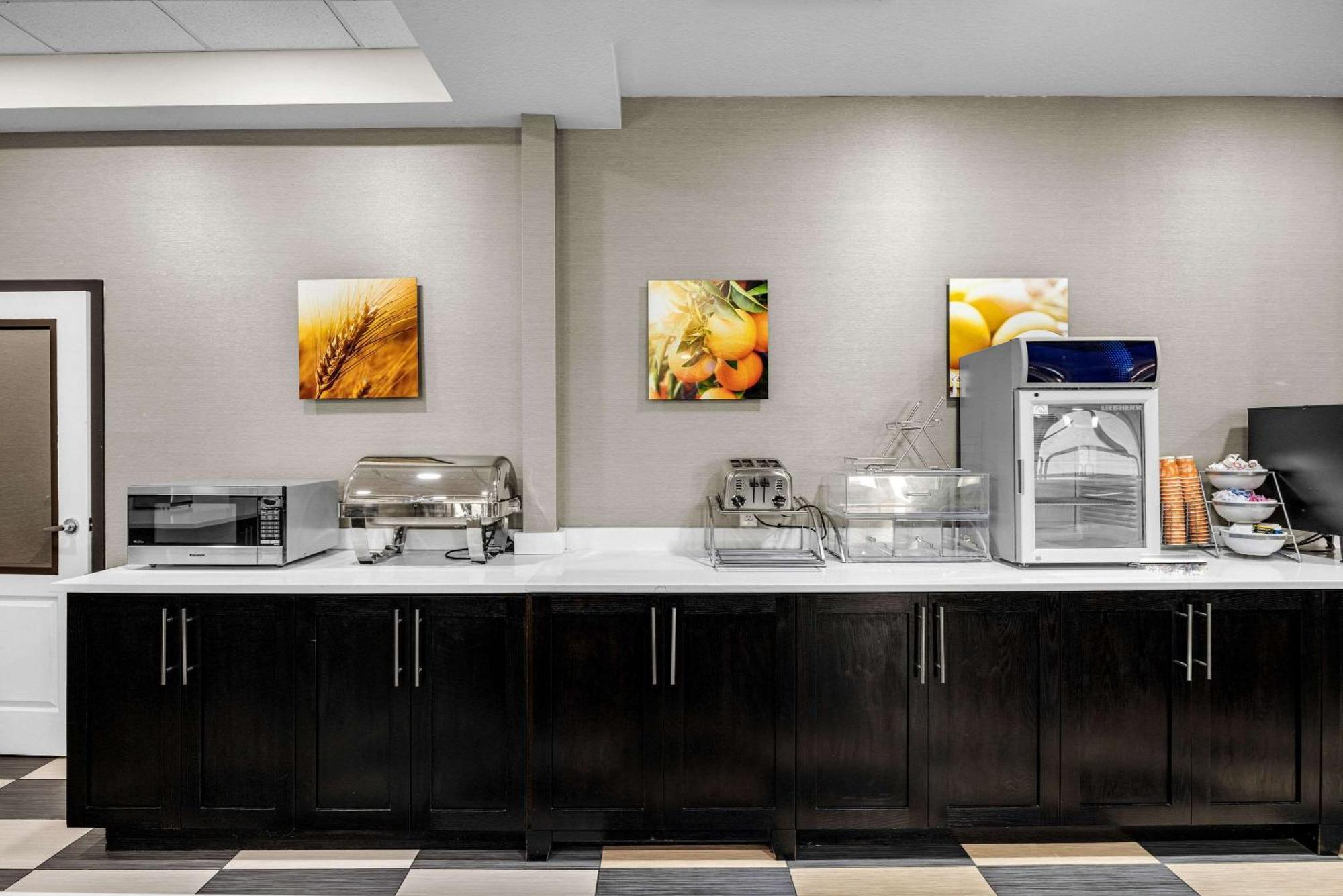 Comfort Inn & Suites Logan Near University Extérieur photo