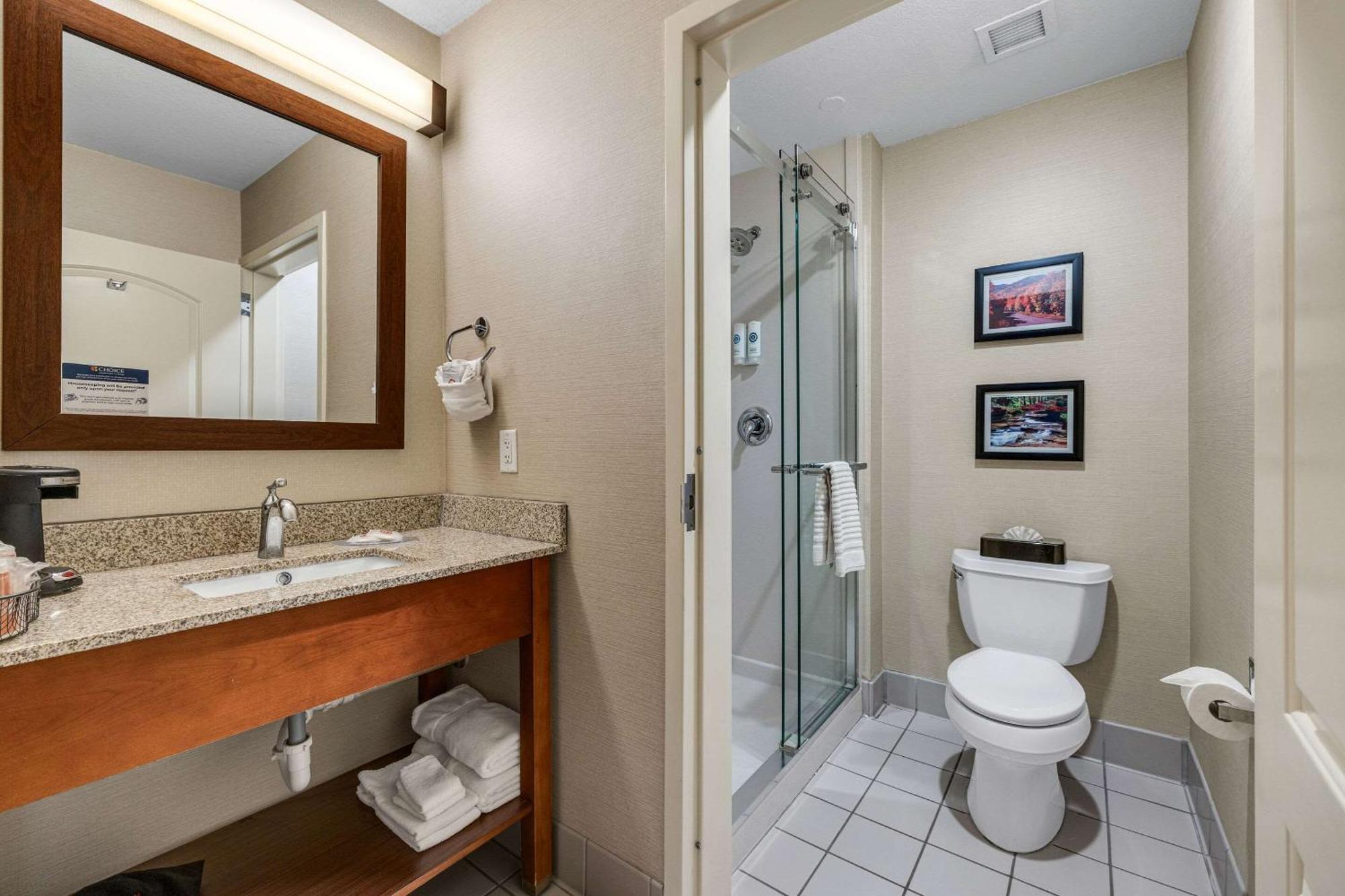 Comfort Inn & Suites Logan Near University Extérieur photo