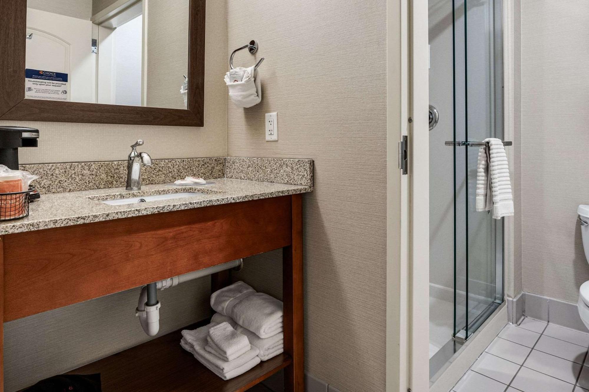 Comfort Inn & Suites Logan Near University Extérieur photo